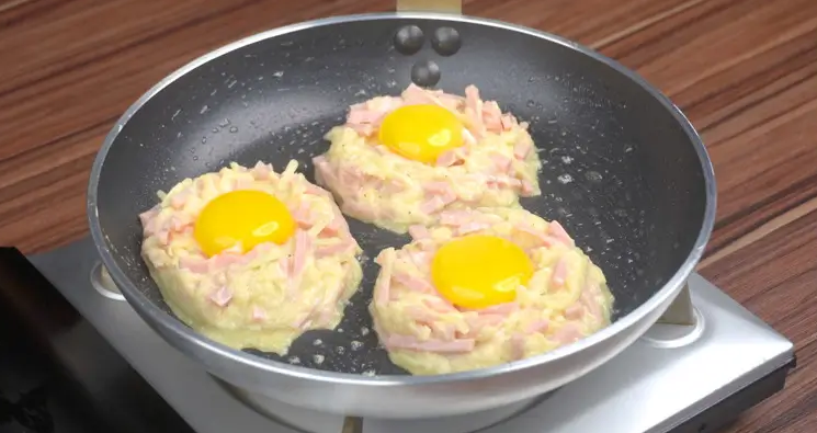 Café de frigideira com ovos e frios